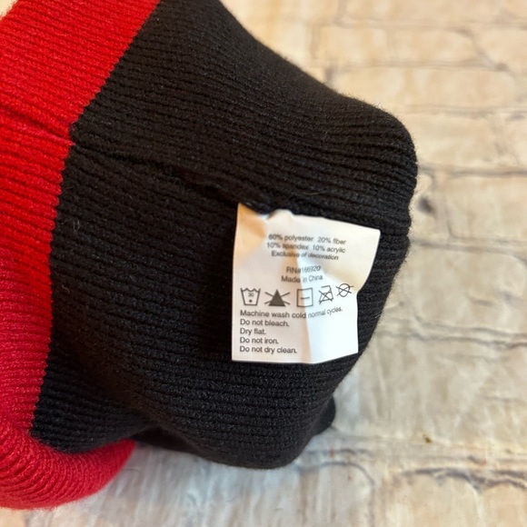 DOG MOM BLACK AND RED FAUX FUR POM POM BEANIE WITH PAWS AND NICE O/S - Picture 5 of 7